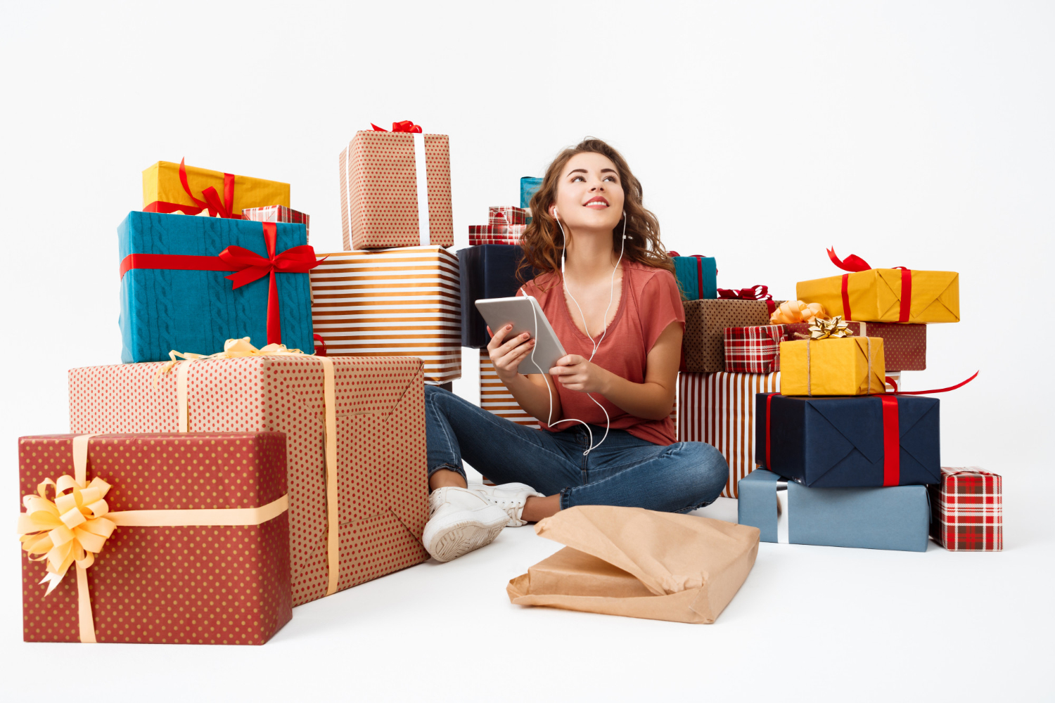 1 shopping for present. Подарок девушке. Женщина с кучей подарков. Человек среди подарков. Человек среди много подарков.